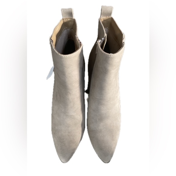 Women’s Light Taupe Bootie heels, ankle boots, faux suede, size 7, NEW - Picture 3 of 5